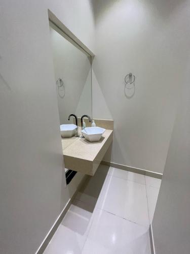 La salle de bains est pourvue d'un lavabo et d'un miroir. dans l'établissement Casa Sales - Alter do Chão, à Santarém