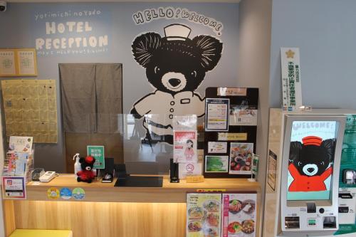 una stanza con un bancone e un orso appeso al muro di Yorimichi no Yado - Vacation STAY 37453v a Toki