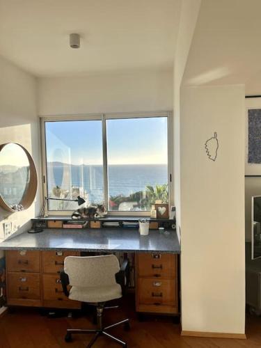 Cette chambre comprend un bureau avec une chaise et une fenêtre. dans l'établissement VILLA HELIOS - vue mer, terrasse, jardin, piscine, parking, à Marseille