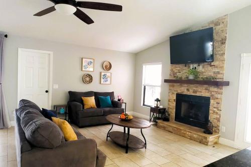 Hidden Gem Home in Sarasota, UTC Mall, Nathan Benderson Park, Siesta Key Beachにあるシーティングエリア