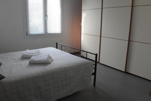 een slaapkamer met een bed met handdoeken erop bij Giada in Casalgrande