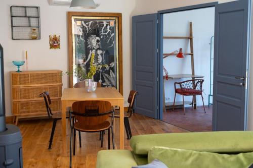 un salon avec des portes bleues et une table dans l'établissement Appartement T3 bas de Villa, à Vero