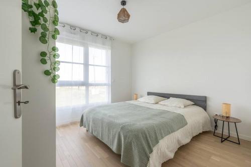 une chambre blanche avec un lit et une fenêtre dans l'établissement Disney à Paris - JO 2024 - Haddock 01, à Chessy