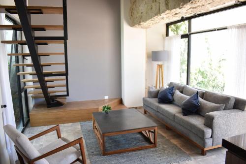 ein Wohnzimmer mit einem Sofa und einem Tisch in der Unterkunft Loft Montenegro in Aguascalientes