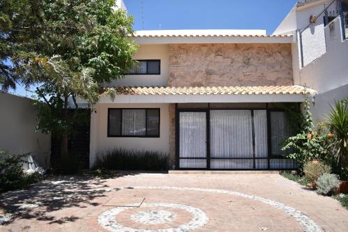 una casa con una entrada de azulejos delante de ella en Loft Montenegro en Aguascalientes