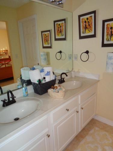 een badkamer met 2 wastafels en een spiegel bij A Family Place For You in Port Saint Lucie