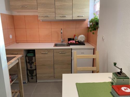 una pequeña cocina con fregadero y encimera en Ferienwohnung für 2 Personen ca 25 qm in Njivice, Kvarner Bucht Krk - b62574, en Njivice