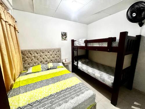 1 dormitorio con 2 literas en una habitación en Apartamento cerca a la playa, en Ríohacha
