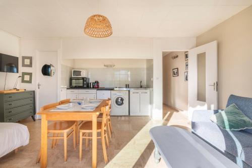 eine Küche und ein Wohnzimmer mit einem Tisch und Stühlen in der Unterkunft Beautiful studio with sunny balcony in Hyères - Welkeys in Hyères
