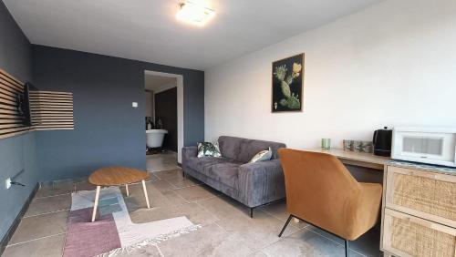 迪貢的住宿－Les Jardins Ducarouge 3，带沙发和微波炉的客厅