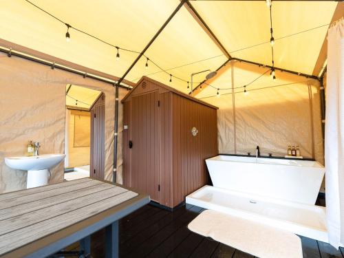 a bathroom with a tub and a sink in a tent at ＳＰＲＩＮＧＳ ＶＩＬＬＡＧＥ - Vacation STAY 67329v in Oyama