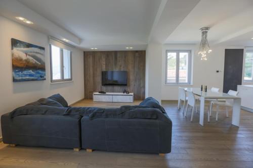 a living room with a couch and a table at Luxury Apartment Val di Monte in Malcesine