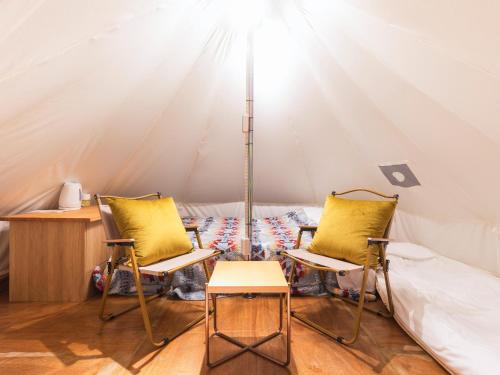 2 chaises et une table dans une tente dans l'établissement ＳＰＲＩＮＧＳ ＶＩＬＬＡＧＥ - Vacation STAY 67348v, à Oyama