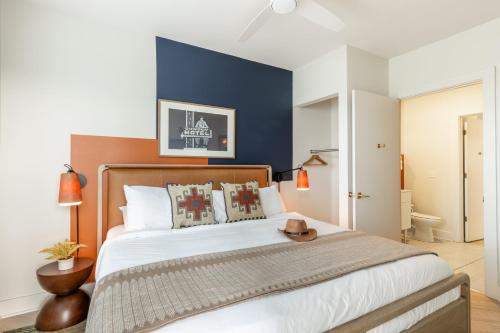 um quarto com uma cama grande e uma parede azul em Outrider 106 by AvantStay 5 Minutes to Broadway Downtown Nashville em Nashville