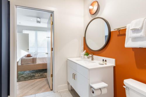 uma casa de banho com um lavatório e um espelho em Outrider 106 by AvantStay 5 Minutes to Broadway Downtown Nashville em Nashville