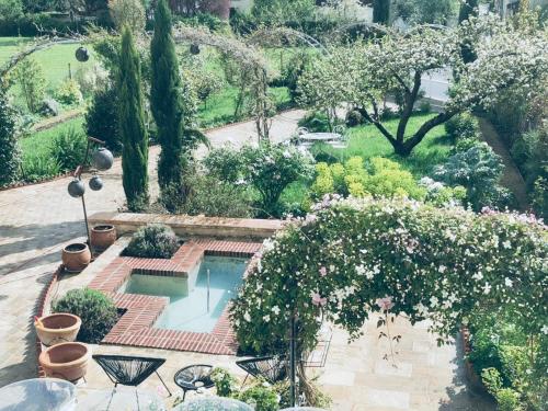 an overhead view of a garden with a swimming pool at Orpheus Lodge in Giverny