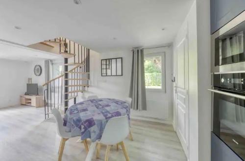 a white dining room with a table and chairs at Maison avec jardin clos et privatif proche de Disneyland et parc des félins in Saint-Augustin