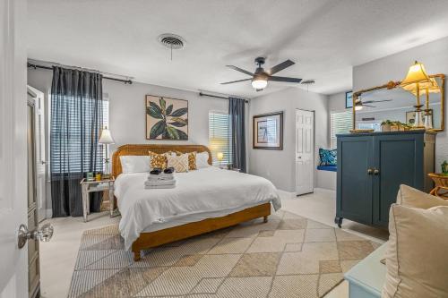 1 dormitorio con 1 cama y armario azul en Sea Haven House Beautiful Area Hot Tub Sunroom en Clearwater