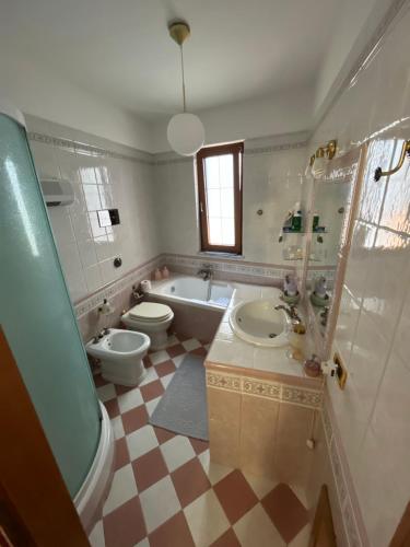 La salle de bains est pourvue d'une baignoire, de toilettes et d'un lavabo. dans l'établissement Casa sotto il duomo, à Petralia Sottana