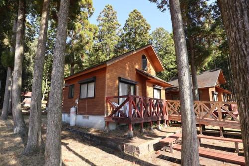 una piccola casa in legno in mezzo agli alberi di Toso Youth Travel Village - Vacation STAY 30509v 