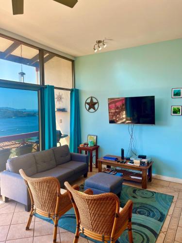 a living room with a couch and a tv at LoneStar Tico in Sardinal