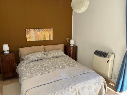 - une chambre avec un lit et la climatisation dans l'établissement Casa sotto il duomo, à Petralia Sottana