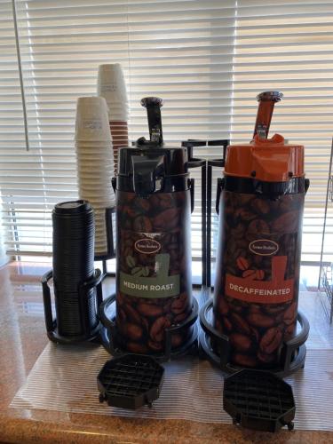 een paar koffiezetapparaten op een tafel bij Super 8 by Wyndham Williams West Route 66 - Grand Canyon Area in Williams