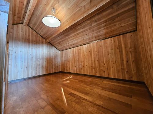 een lege kamer met een plafond met houten lambrisering bij Toso Youth Travel Village - Vacation STAY 30455v 