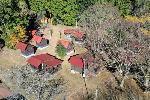 にあるToso Youth Travel Village - Vacation STAY 30470vの赤い屋根のコテージの上空の景色