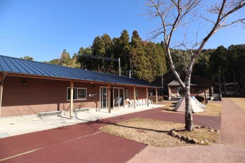 ein Gebäude mit einem Baum davor in der Unterkunft Toso Youth Travel Village - Vacation STAY 30506v 