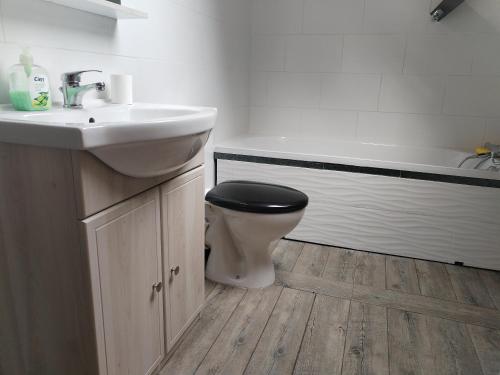 W łazience znajduje się toaleta, umywalka i wanna. w obiekcie Au Cerf Charmeur w mieście Allogny