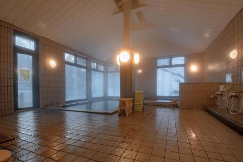 um quarto grande com uma piscina no meio em Nakanoyu Onsen Ryokan - Vacation STAY 18812v em Matsumoto