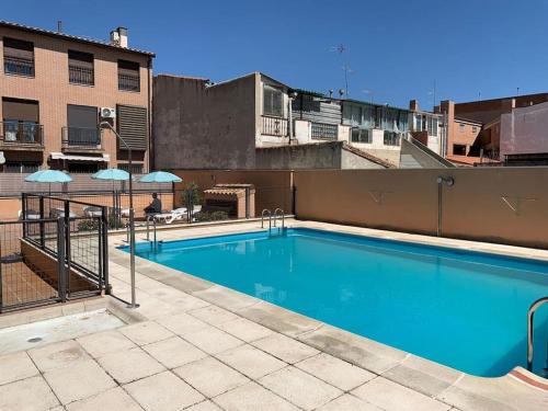 ein großer blauer Swimmingpool auf einem Gebäude in der Unterkunft apartamento familiar con piscina licencia 14721 in Camarma de Esteruelas
