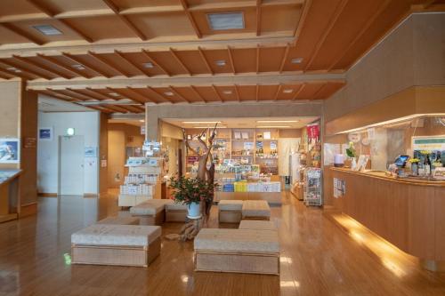 uma loja com sofás no meio de uma sala em Nakanoyu Onsen Ryokan - Vacation STAY 18829v em Matsumoto