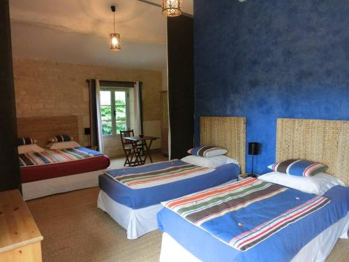 - une chambre avec deux lits et une chambre avec une table dans l'établissement Gite La Balangère - marais poitevin, à Coulon
