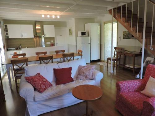 un salon avec un canapé blanc et une table dans l'établissement Gite La Balangère - marais poitevin, à Coulon