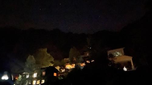 uma vista para uma cidade à noite com luzes em Nakanoyu Onsen Ryokan - Vacation STAY 18824v em Matsumoto