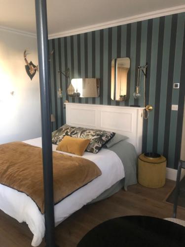 1 dormitorio con 1 cama con paredes de rayas verdes en ClosSaintJoseph - Option Repas - Piscine chauffée Proximité Yvetot, en Sainte-Marie-des-Champs