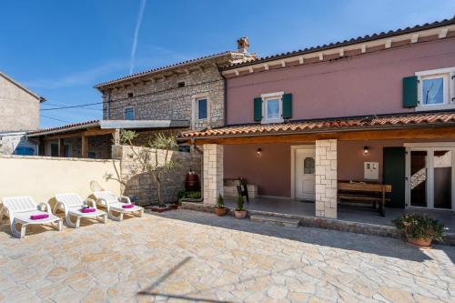 un patio di fronte a una casa di Ferienhaus mit Privatpool für 5 Personen ca 100 qm in Butkovici, Istrien Binnenland von Istrien a Butkovići