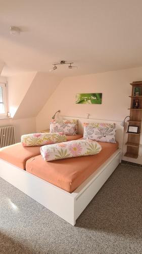 uma cama com duas almofadas num quarto em Schwabenstuben Apartment em Meersburg