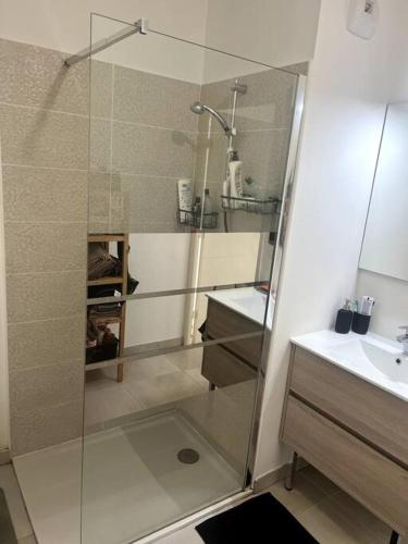 une salle de bain avec douche et lavabo dans l'établissement Appartement T3 avec belle vue, à Fréjus