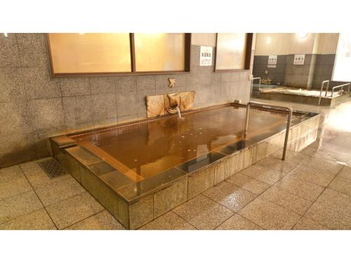 una gran piscina de agua en una habitación en Hotel Hounomai Otofuke - Vacation STAY 29487v, en Otofuke