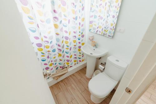 ラ・セレナにあるAgua Marina - La Serenaのバスルーム(トイレ、洗面台付)