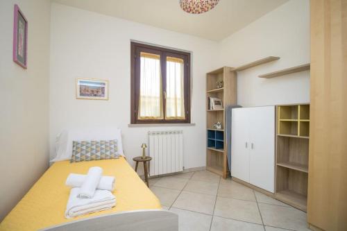Kleines Zimmer mit einem Bett und einem Kühlschrank. in der Unterkunft [Balcone Vista Mare] Wi-fi A/c 2 bagni Parcheggi in Porto SantʼElpidio