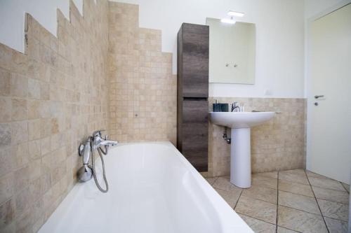 ein Badezimmer mit einer Badewanne und einem Waschbecken in der Unterkunft [Balcone Vista Mare] Wi-fi A/c 2 bagni Parcheggi in Porto SantʼElpidio