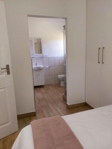 ein weißes Badezimmer mit Waschbecken und Toilette in der Unterkunft Die Regte Plek in Despatch