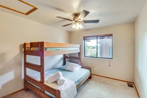 - une chambre avec des lits superposés et un ventilateur de plafond dans l'établissement Rustic Overgaard Cabin Near Lakes and Hiking Trails, à Overgaard