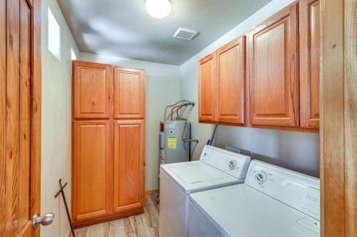 Φωτογραφία από το άλμπουμ του Near Lakes and Trails Pet-Friendly Cabin in Arizona σε Overgaard