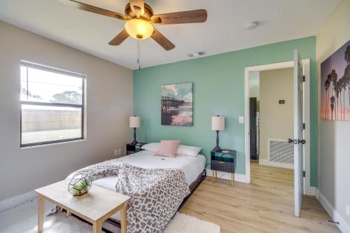 Tempat tidur dalam kamar di Sebastian Apartment with Porch Near Golf and Beaches!