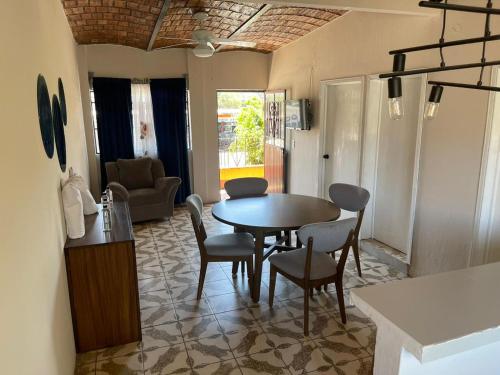 - une cuisine et une salle à manger avec une table et des chaises dans l'établissement Departamento Hotel Cuatros Caminos, à Etzatlán